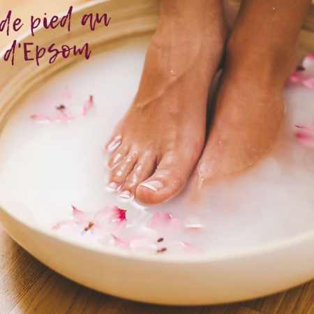 Jambes lourdes en été : Un bain de pieds au Sel d’Epsom