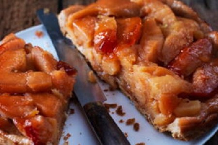 Recette de Noël « Tarte Jing d’or aux coings, poires & dattes confites » La tarte qui réchauffe l’âme, nourrit le Rein-Yin et fait briller les yeux (8-10 parts – se prépare la veille – se mange tiède ou froide, encore meilleure le surlendemain)