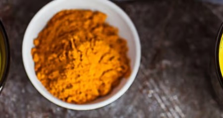 Le curcuma – L’épice d’or anti-inflammatoire pour booster immunité et humeur en fin d’hiver selon la naturopathie (le soleil jaune qui réchauffe février de l’intérieur)